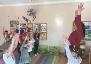Dzieci uczestniczą w zajęciach ruchowych z p. psycholog
